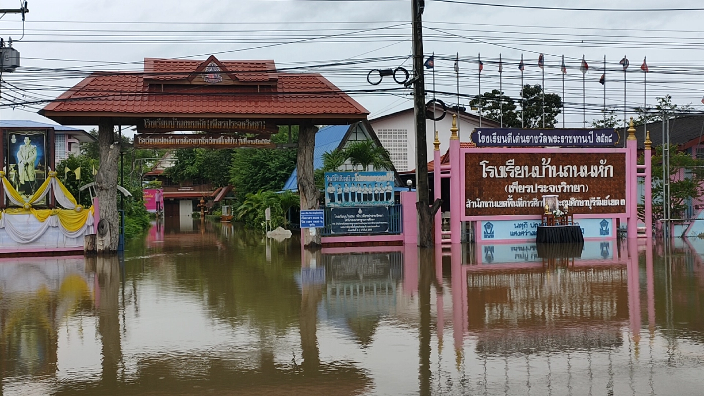 น้ำหลากท่วมเมืองนางรองกลางดึก ขนของหนีไม่ทันจมเสียหาย