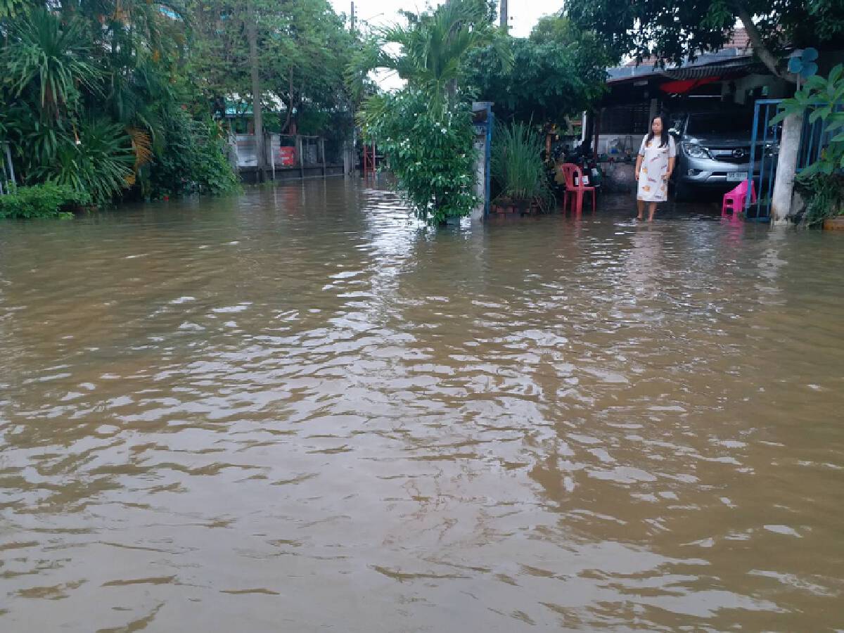 ทหารและกู้ภัยเร่งช่วยชาวบ้านขนของหนีน้ำ
