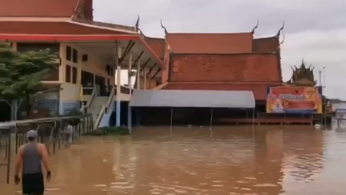ต้านไม่อยู่! มวลน้ำซัดแนวป้องกันน้ำ กำแพงวัดจุฬามณี พังทะลาย