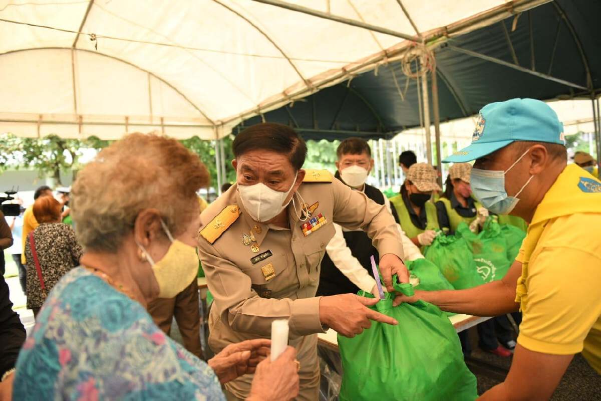 กทม. ร่วมกับ บช.น. และรง. มอบถุงยังชีพให้ชาวดินแดงสู้โควิด