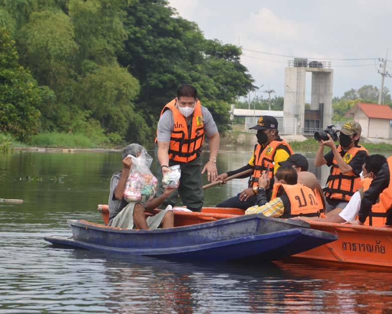 ร.อ.ธรรมนัส พรหมเผ่า ควงแฟนสาวลงเรือแจกถุงยังชีพชาว อ.บ้านหมอ