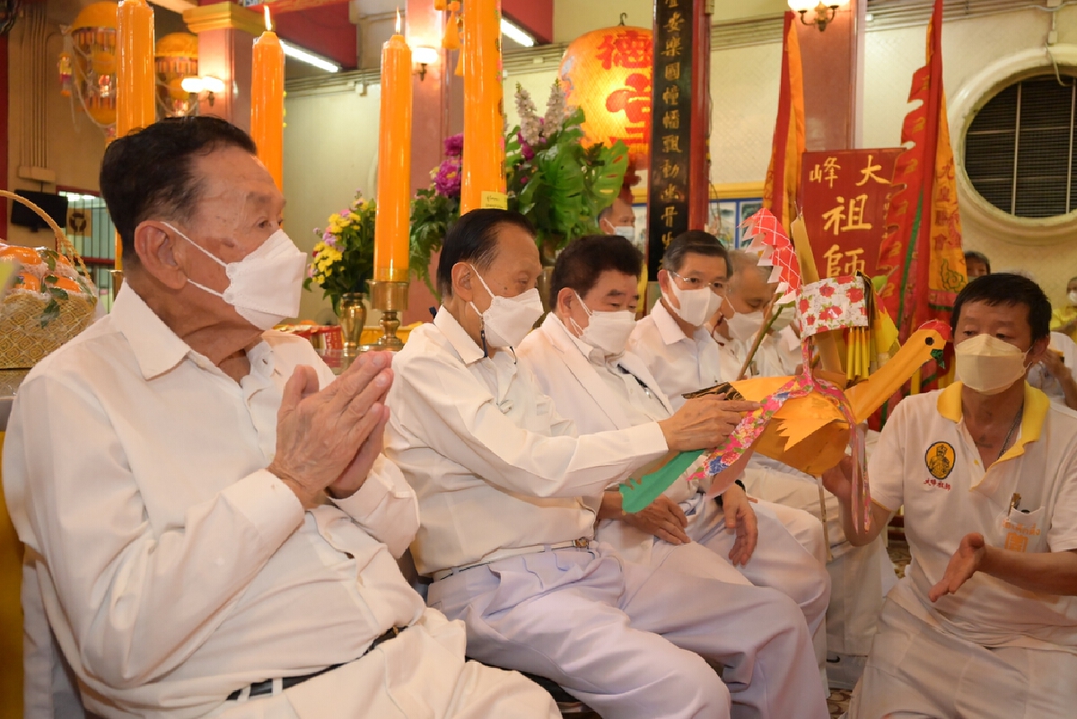 เชิญสาธุชนสักการะขอพรหลวงปู่ไต้ฮงเพื่อความเป็นสิริมงคล
