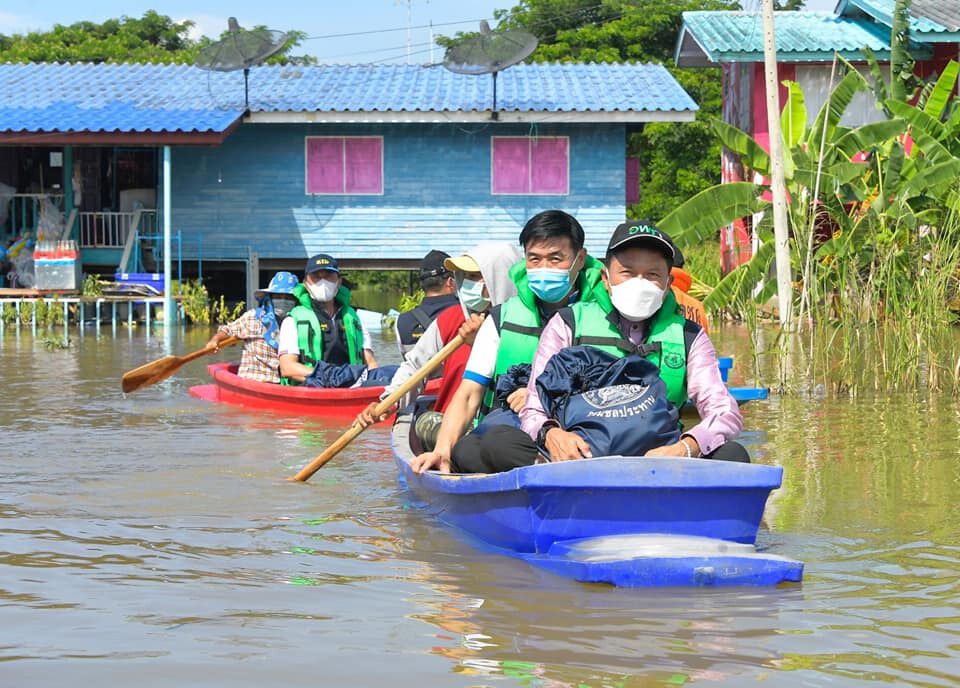 กรมชลฯ เดินหน้ามอบถุงยังชีพ ให้ชาวบางบาล จ.อยุธยา