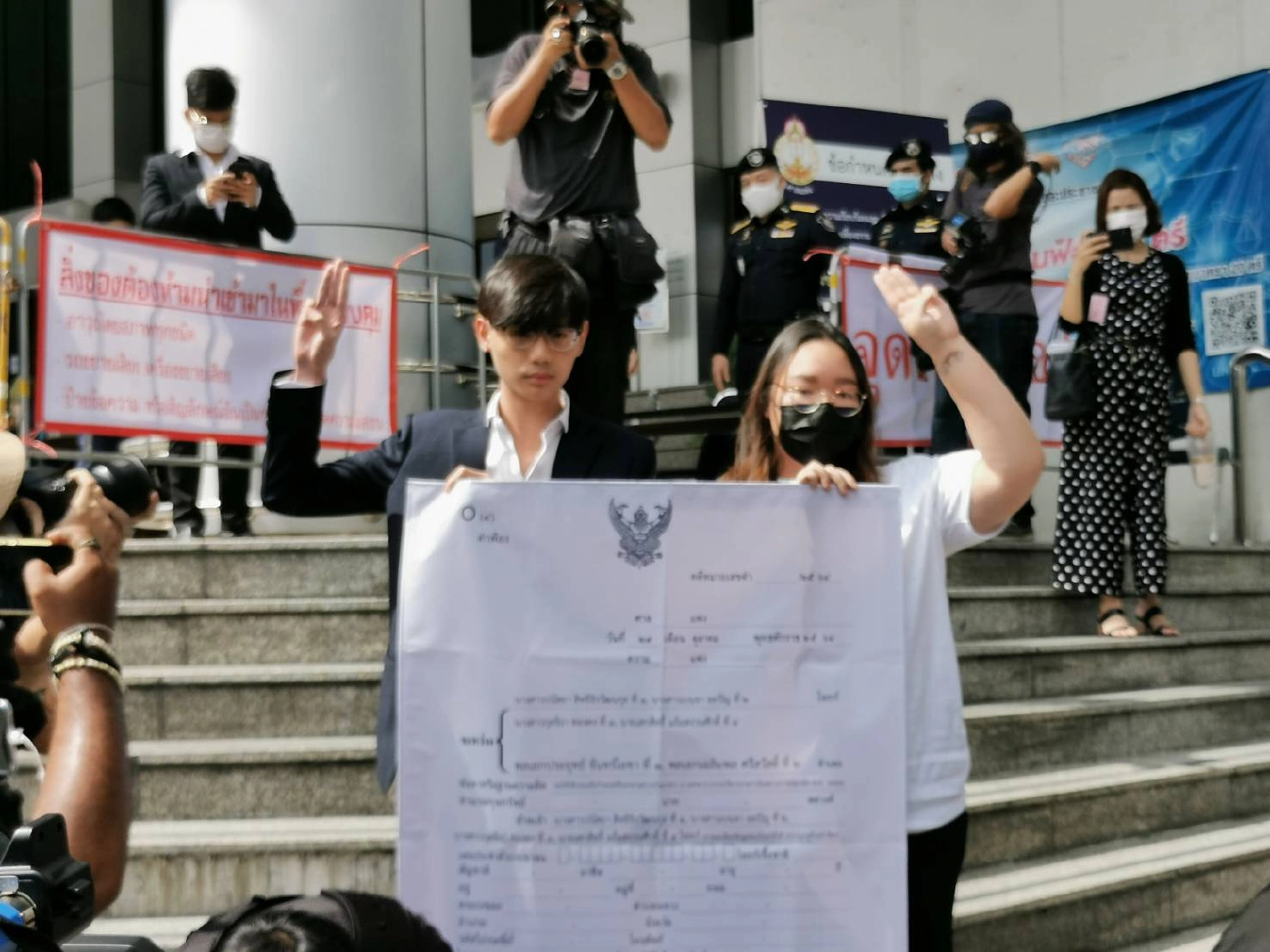 “รุ้ง” ยื่นฟ้อง "บิ๊กตู่-ผบ.สส." ยกเลิก พรก.ฉุกเฉินฯ คุ้มครองม็อบ 31 ต.ค. นี้