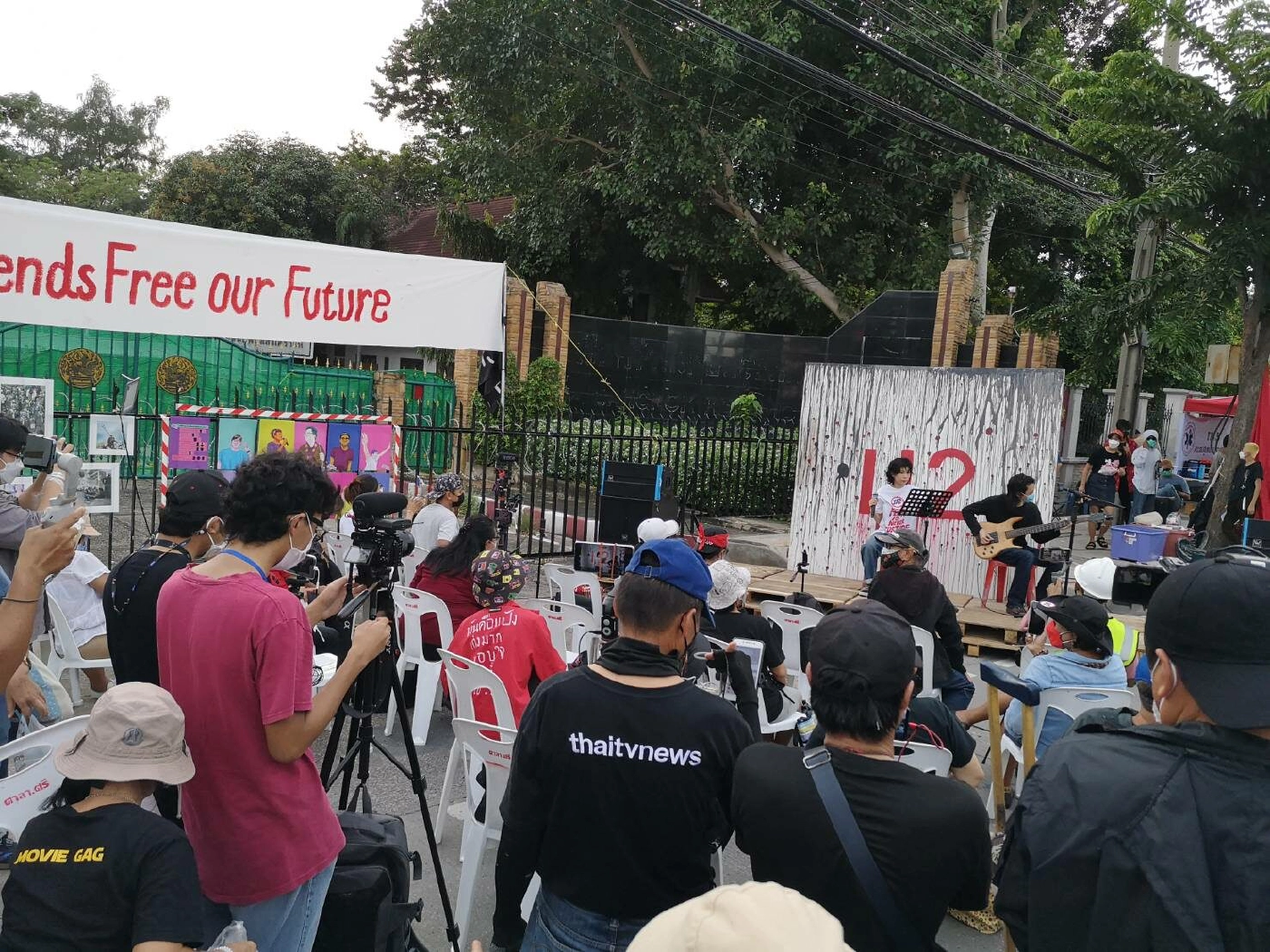 กลุ่มทะลุฟ้ารวมตัวเรือนจำพิเศษกรุงเทพฯ ทวงเพื่อน-คืนอนาคต