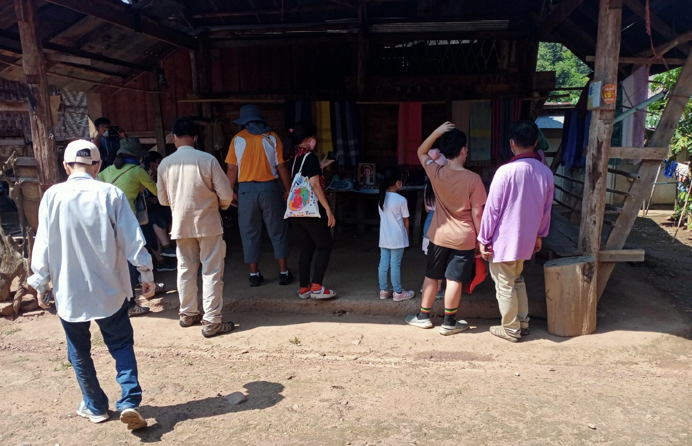 กะเหรี่ยงคอยาวเนื้อหอม-นทท.แห่เที่ยวตรึม