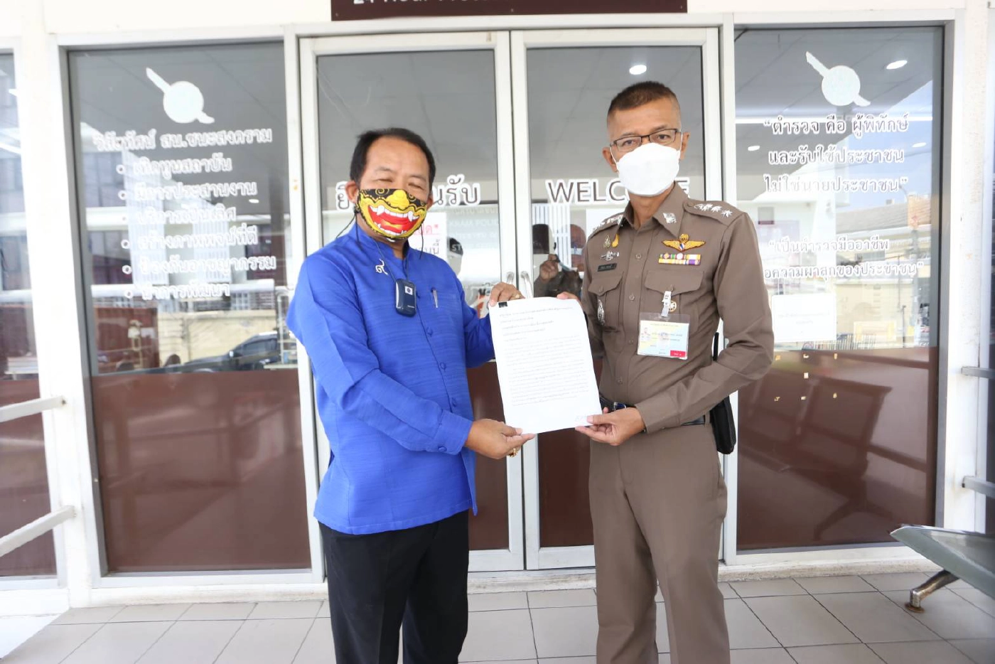 “ศรีสุวรรณ”ร้องเอาผิด“กลุ่มทะลุฟ้า” ชักธงชาติลงยอดเสาโดม