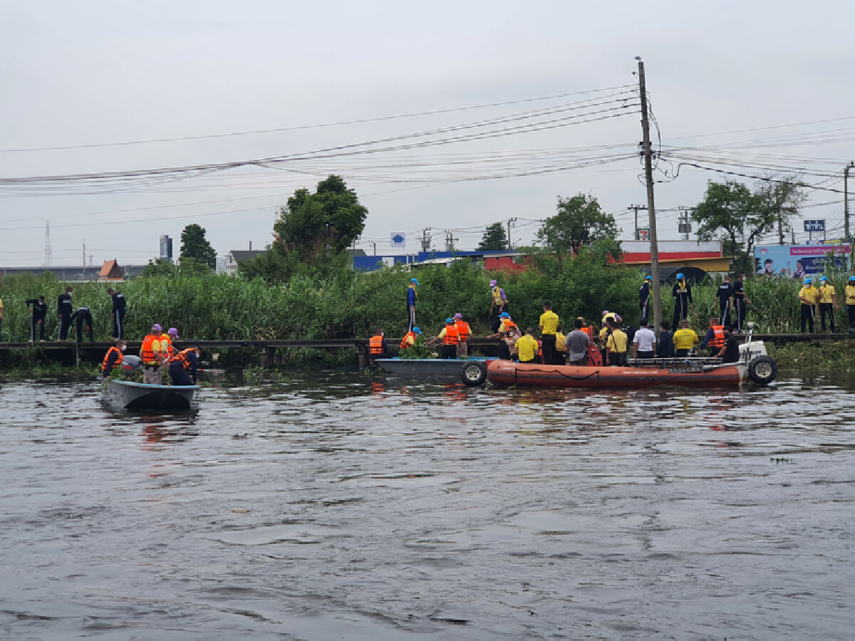 ผู้บัญชาการทหารเรือ ตรวจเยี่ยมชุดเฉพาะกิจเรือผลักดันน้ำ