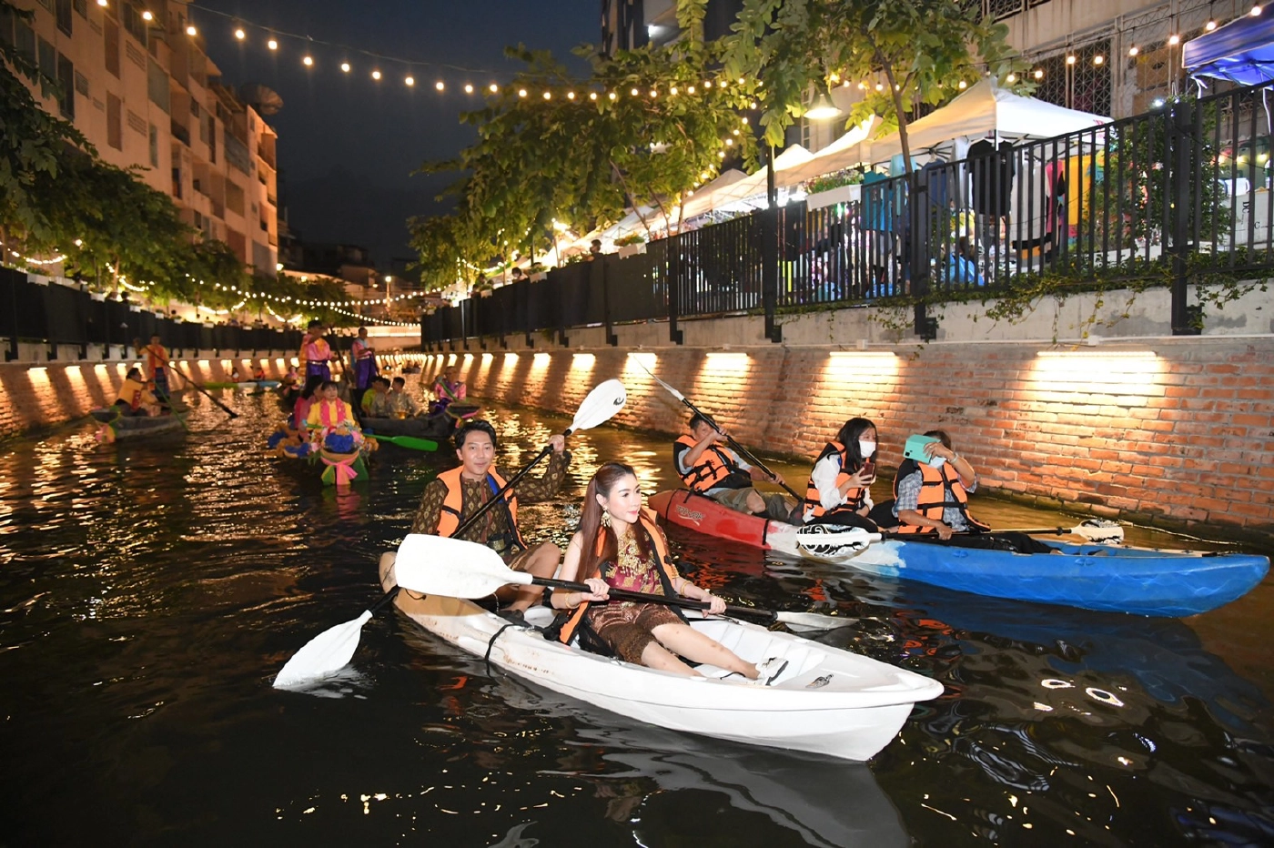 พายเรือคายัค ในคลองโอ่งอ่าง