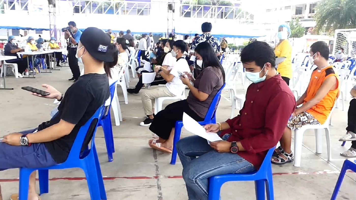 เทศบาลเมืองชุมพรฉีดวัคซีน “ซิโนฟาร์ม” ให้กับประชาชนที่ลงทะเบียนจองไว้