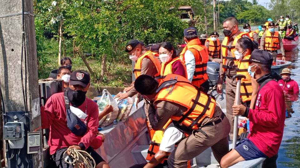 ตำรวจลงพื้นที่ช่วยเหลือผู้ประสบภัยน้ำท่วมโกสุมพิสัย