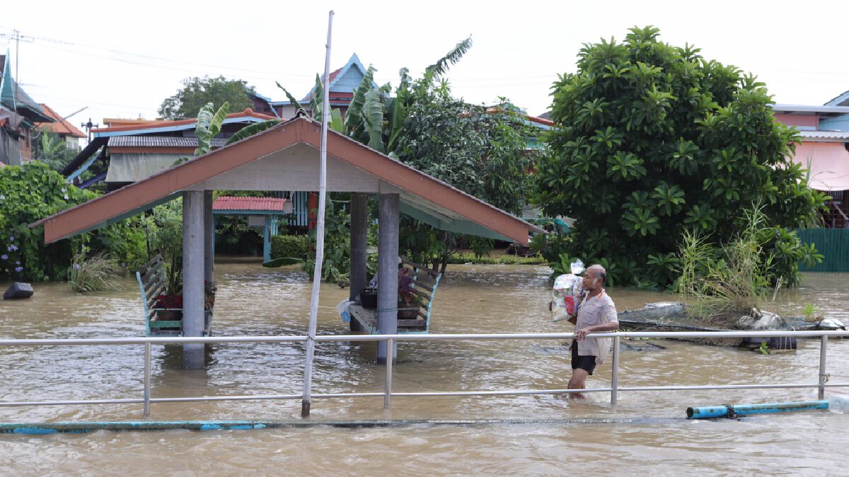 ผู้ว่าฯหมูป่าลุยตรวจน้ำท่วม มั่นใจไม่เท่าปี 54 สั่งเข้มเรือทุกชนิดขับช้า