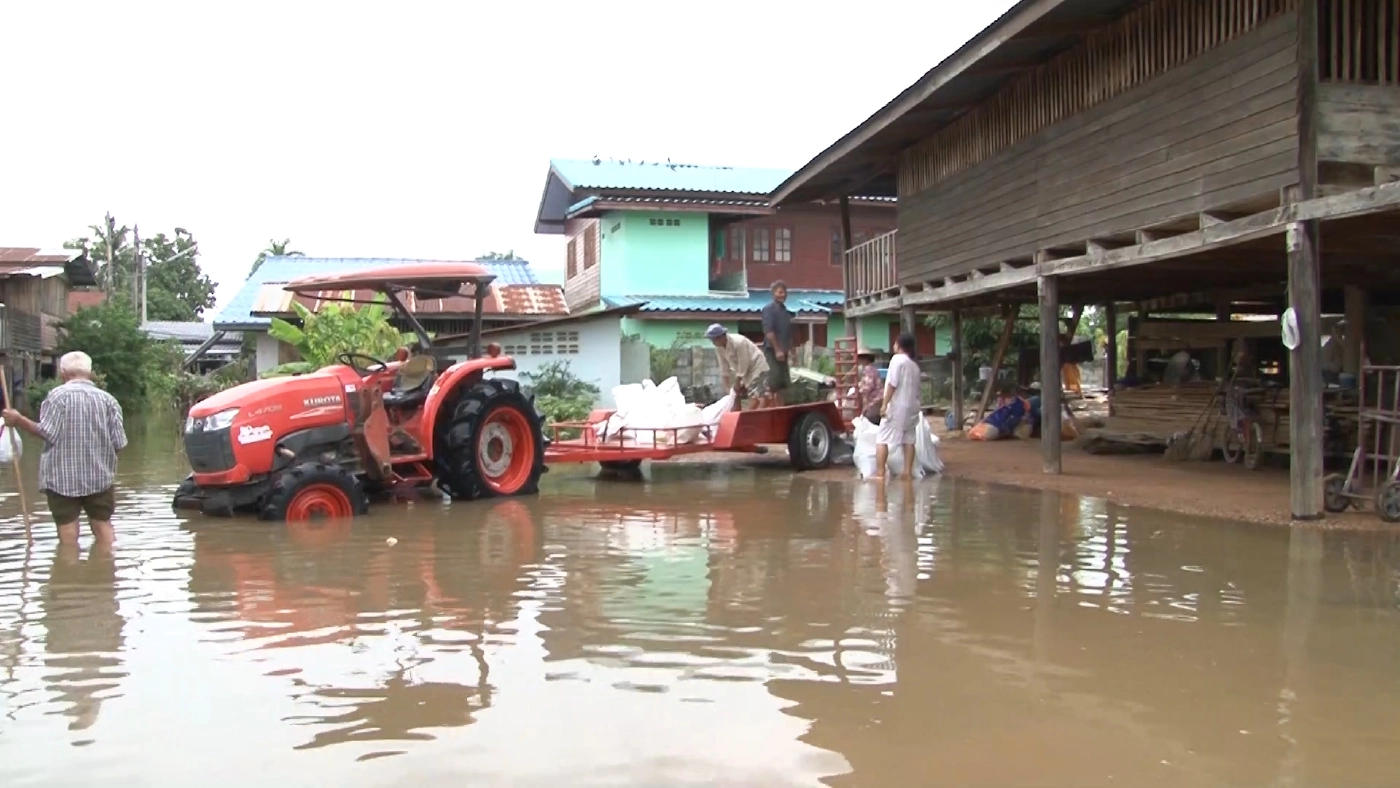 มวลน้ำอ่างเก็บน้ำห้วยหนองโรง ไหลบ่าเข้าท่วมบ้านเรือนเป็นครั้งที่สอง