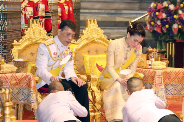 “ในหลวง-ราชินี” ทรงบำเพ็ญพระราชกุศลเนื่องในวันคล้ายวันสวรรคต ร.9