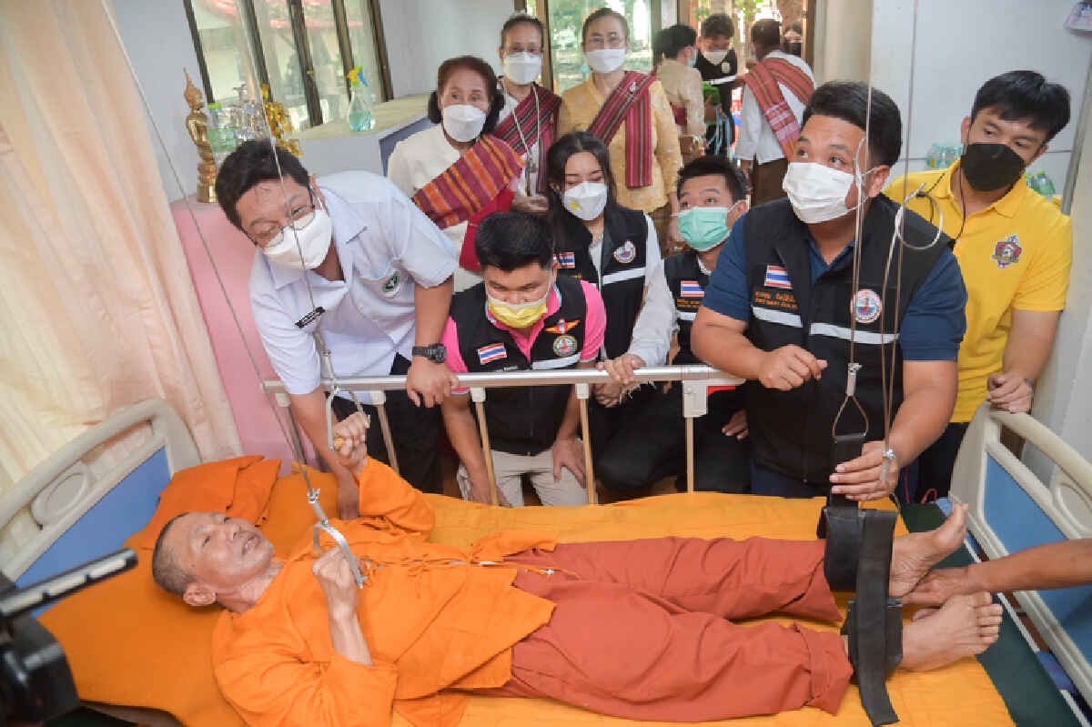 ซึ้งน้ำใจ อบจ.อุบลฯนำทีมออกเยี่ยมคนป่วยถึงเตียงนอน