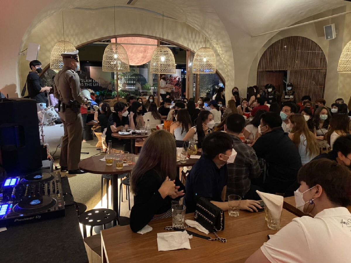 เย้ย สนง.ตำรวจแห่งชาติ เปิดร้านขายเหล้า ไม่สนโควิด รวบนักเที่ยวกว่า 90 คน
