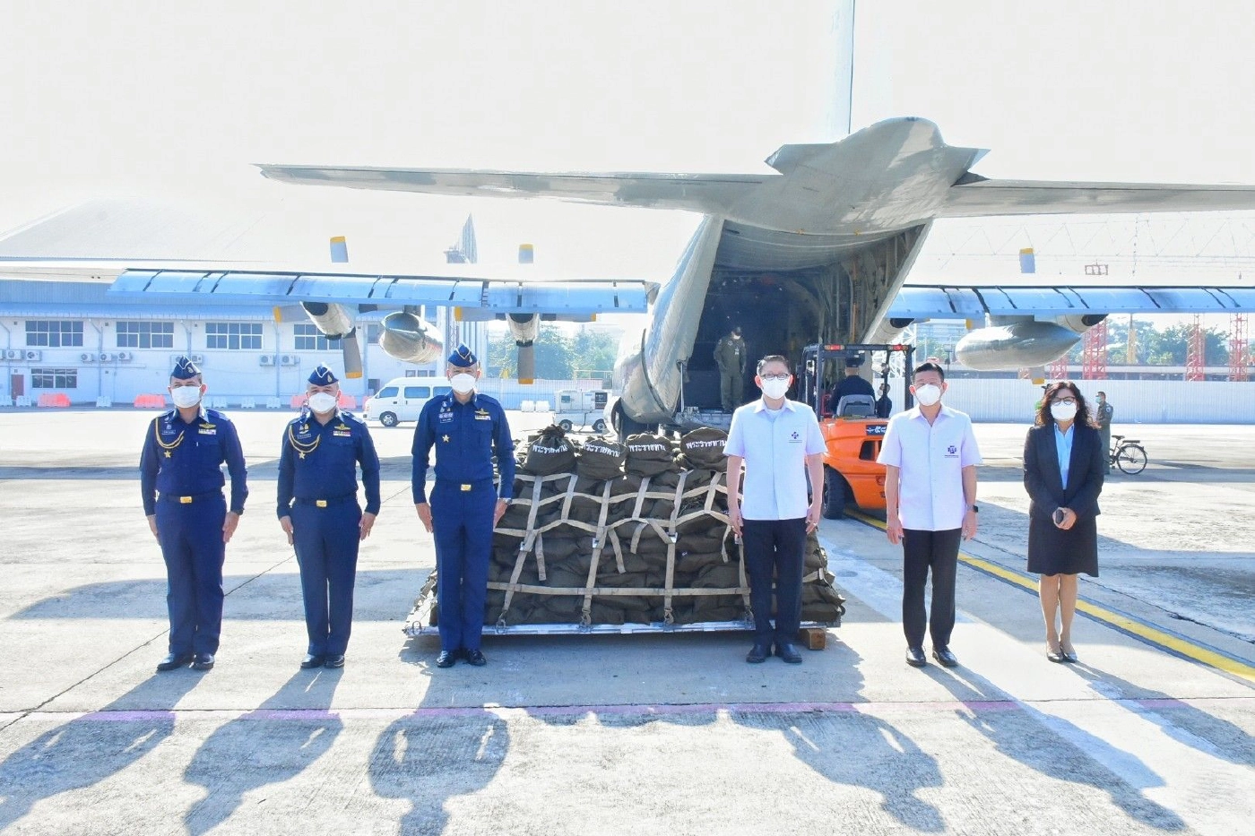 ทัพฟ้าลำเลียงถุงยังชีพพระราชทานช่วยโควิดปชช.พื้นที่ 3 จังหวัดชายแดนใต้