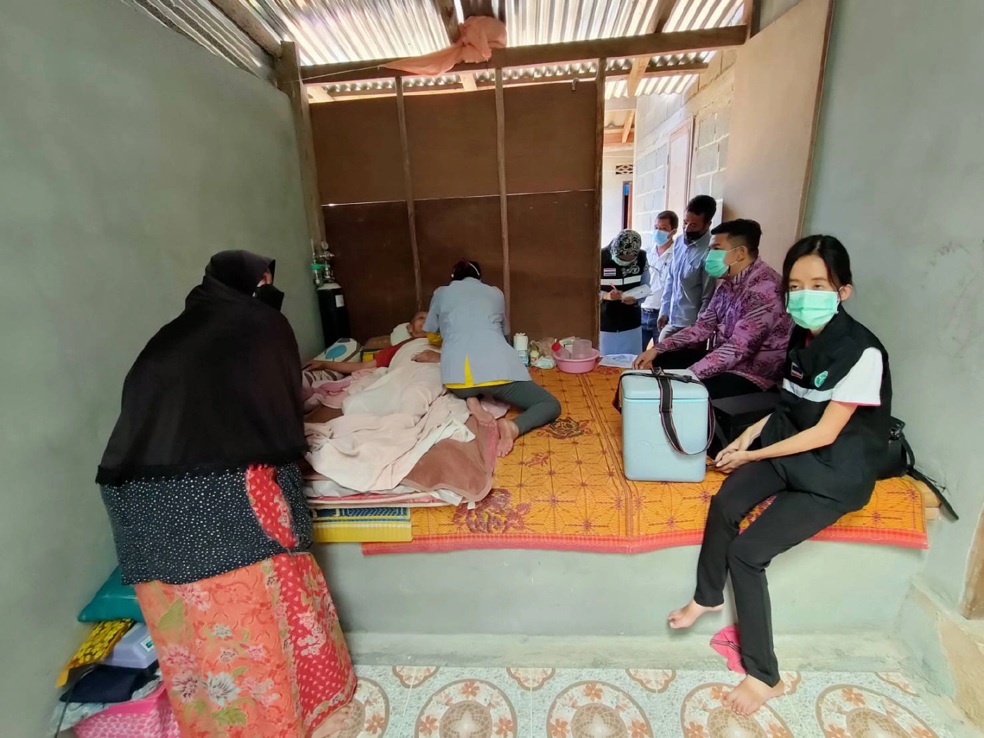 นอภ.เบตง ลุยเคาะประตูบ้านปชช.เร่งฉีดวัคซีน