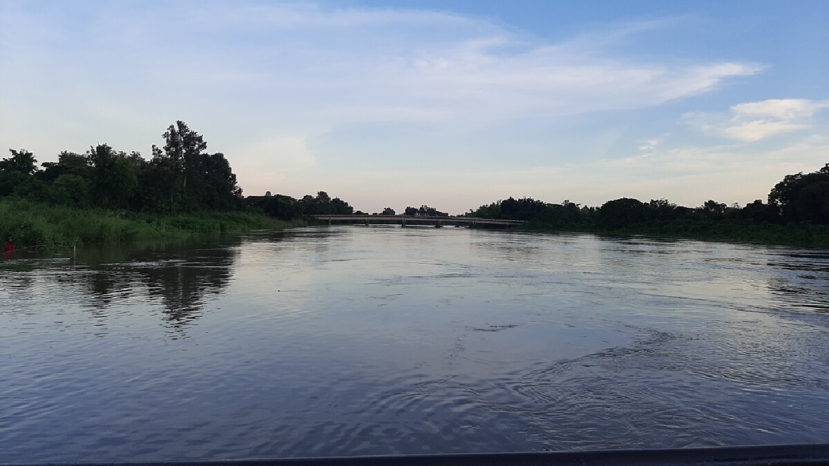 ชลประทานปักธงแดงเขื่อนมหาสารคามเตือนขนของหนีน้ำ