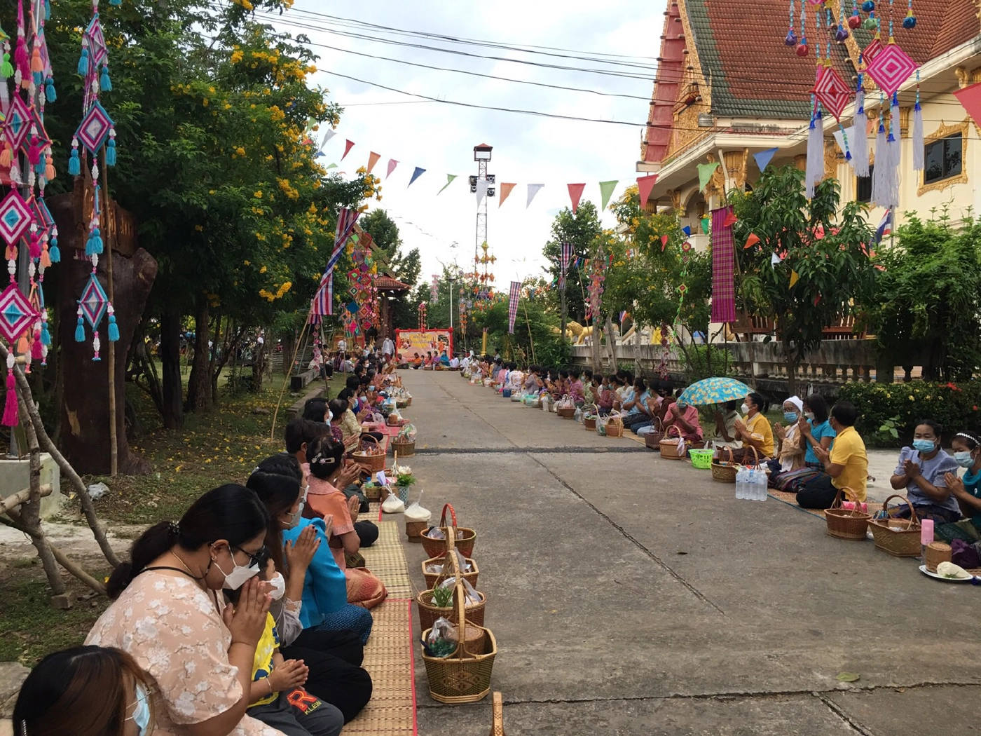 ชาวชุมชนสาวะถีร่วมตักบาตรเทโวหลังวันออกพรรษา