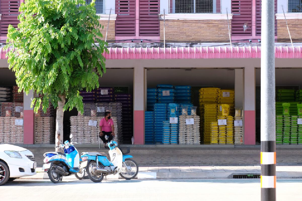 โจรแสบงัดร้านข้าวสารกวาดเงินกว่า3แสนบาทเหลือเงินไว้ให้ใช้5,000บาท