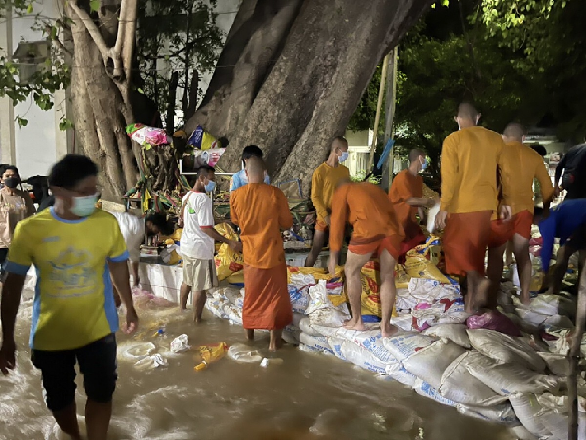 มวลน้ำเจ้าพระยาทะลักเข้าท่วมวัดต้นสนอ่างทอง