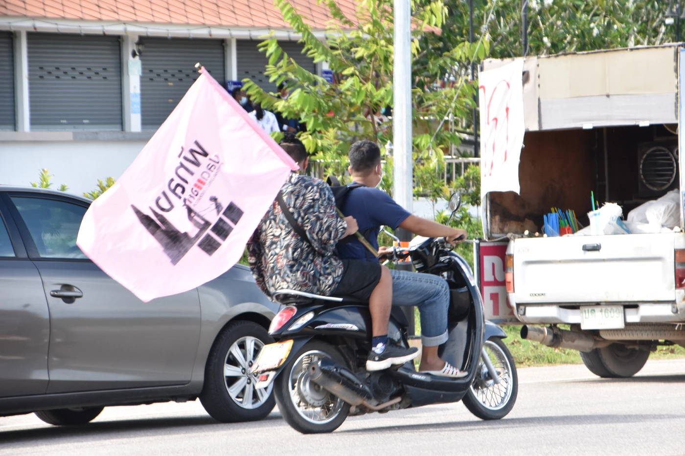 คาร์ม็อบพัทลุง "เข_ยิก ยุทธ์" พร้อมเผาหุ่นจำลอง