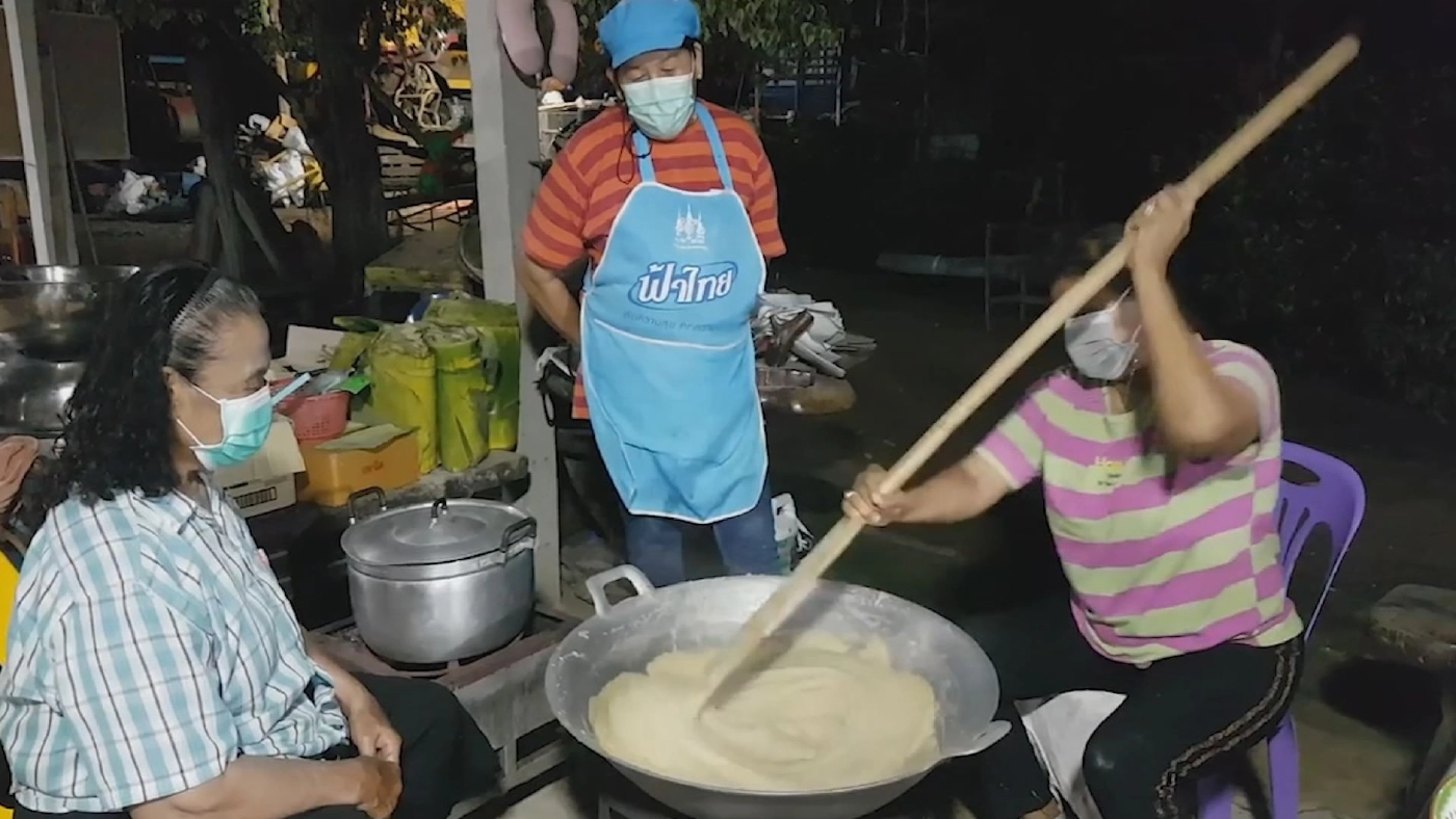 แม่ค้าสามชุกเร่งทำขนมรับงานบุญเพิ่มรายได้