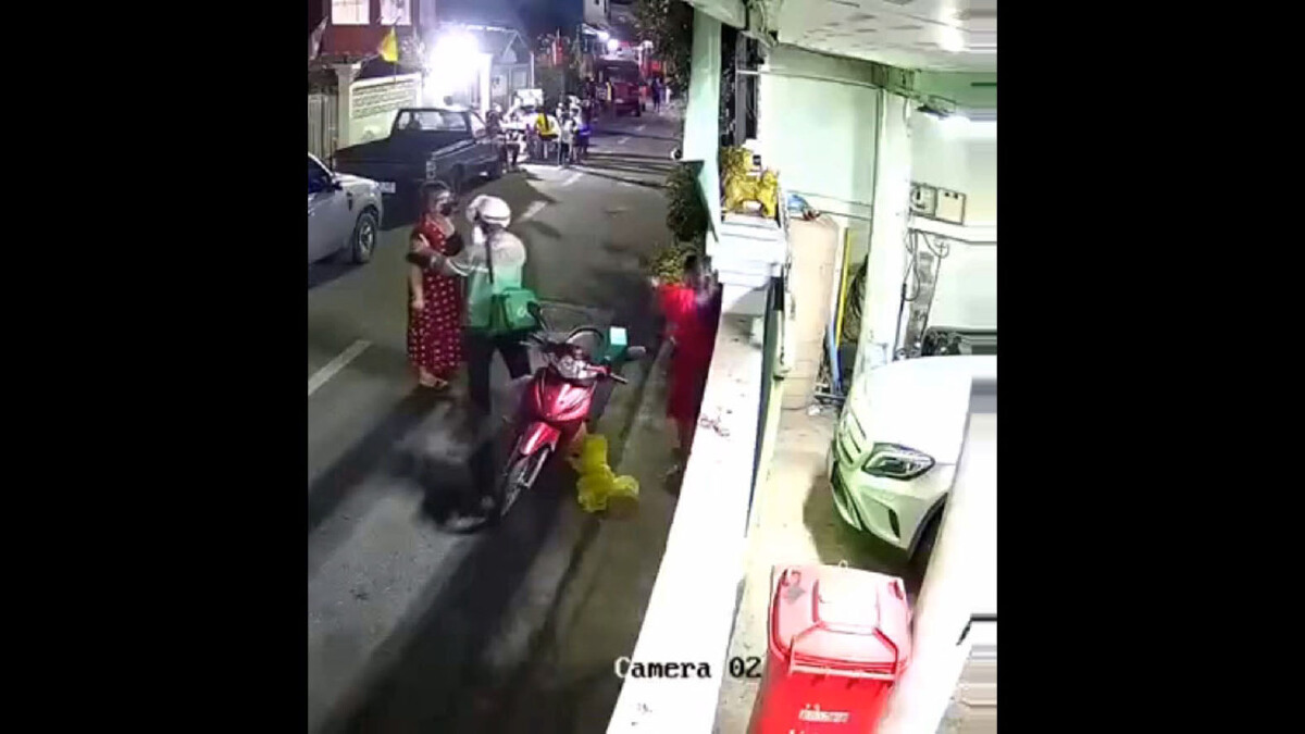 สาวชุดแดงหัวร้อนปาแก้วใส่ก่อนพุ่งเข้ากระชากผมสาวคู่กรณี