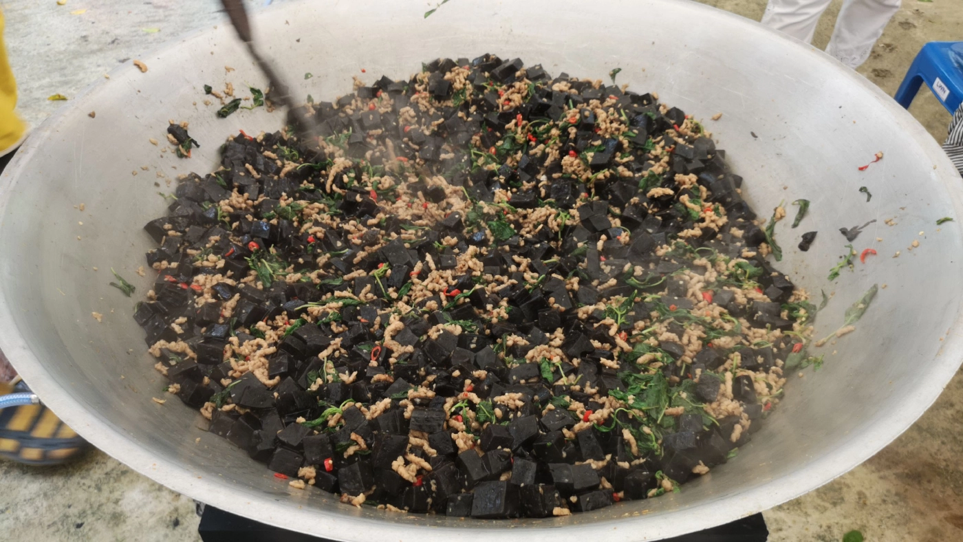 ศาลเจ้าชูเมนูแปลกแหวกแนวผัดกระเพราเฉาก๊วยเจ