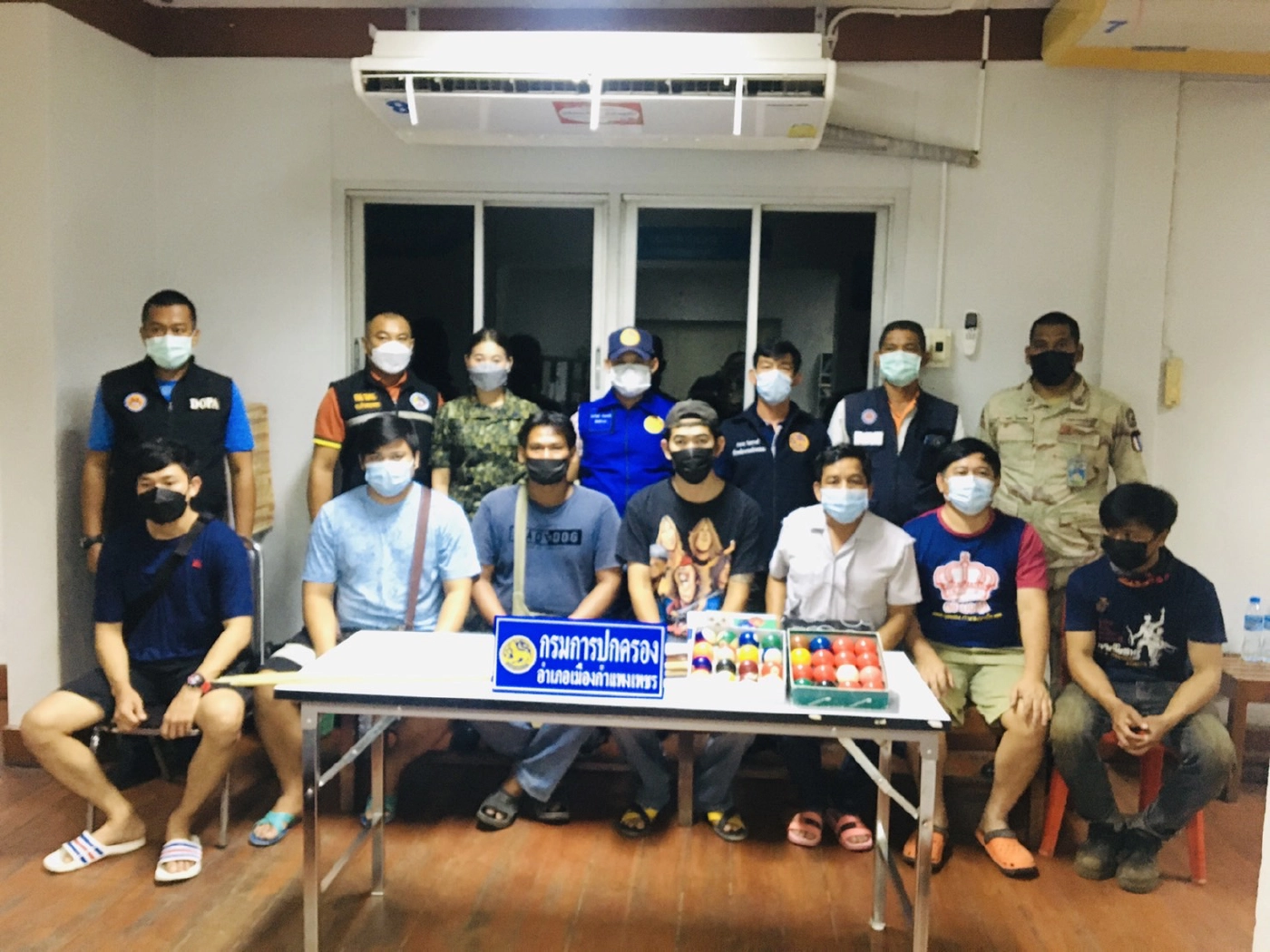 "กำแพงเพชร"บุกจับโต๊ะสนุกเกอร์-ฝ่าฝืนคำสั่งปิดสถานที่เสี่ยง