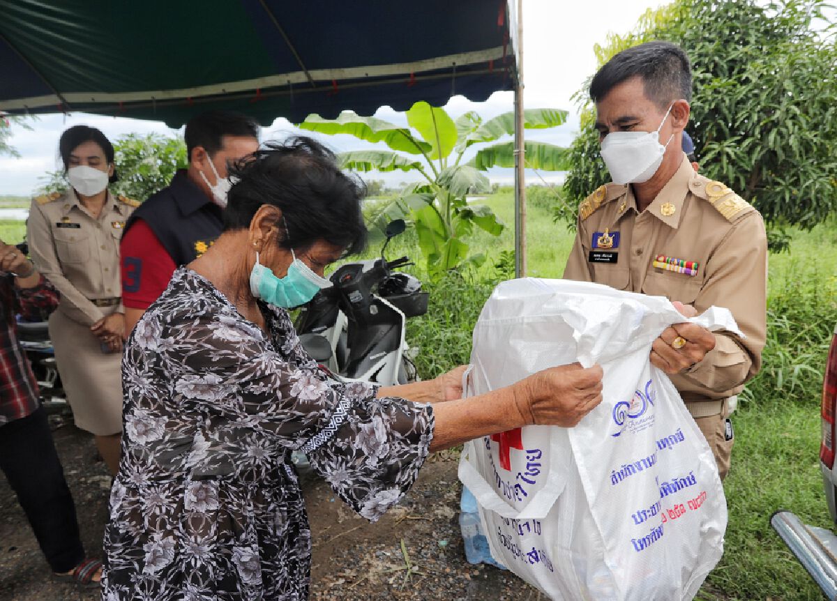 นอภ.หนองเสือ สส.พิษณุ ลงพื้นที่ มอบของช่วยชาวบ้านตำบลศาลาครุ