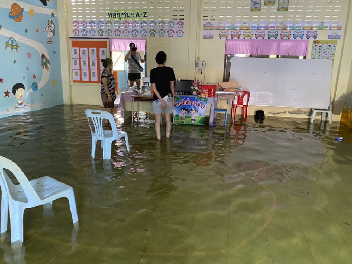 ครูโรงเรียนชุมชนชนบทขนของหนีน้ำขึ้นชั้น2 คาดระดับน้ำสูงขึ้นอีก
