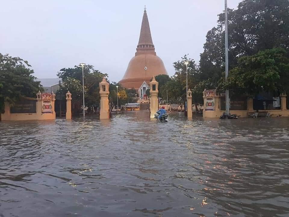 ฝนตกหนัก “นครปฐม” อ่วมน้ำท่วมหลายพื้นที่ “องค์พระฯ - ถนนเพชรเกษม”