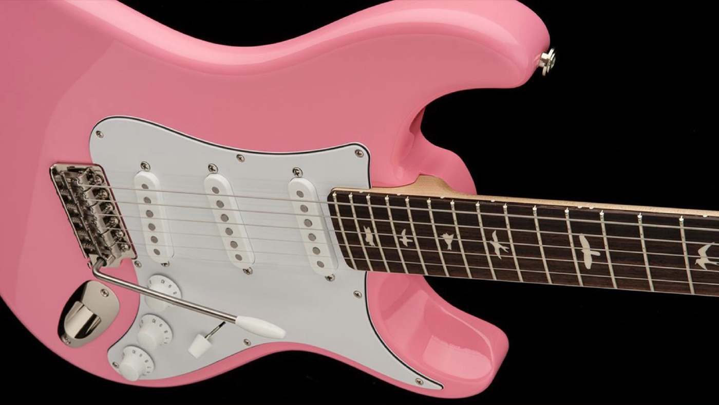 ภาพตัวอย่างกีตาร์ Silver Sky สีชมพูซึ่งเป็นรุ่น Signature ของ John Mayer