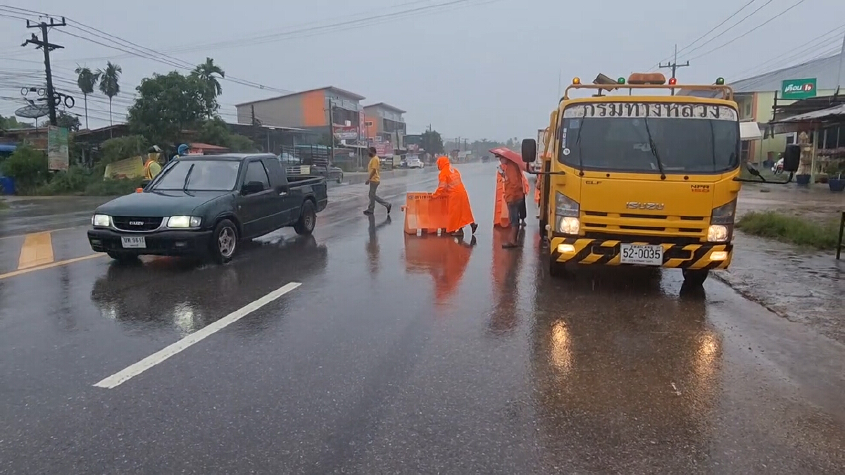 ดินภูเขาถล่มปิดถนน จุดควนแม่ยายหม่อน รถไม่สามารถผ่านได้