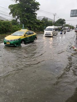 ฝนตกหนักในพื้นที่กรุงเทพฯน้ำท่วมรอการระบาย เช็กที่นี่!!