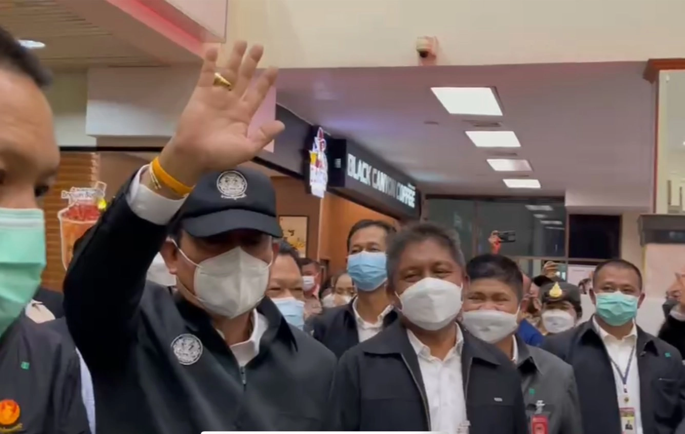 นายกฯ นำคณะล่องใต้ อ้อนชาวนครศรีฯ "รักทุกคนนะจ๊ะ"