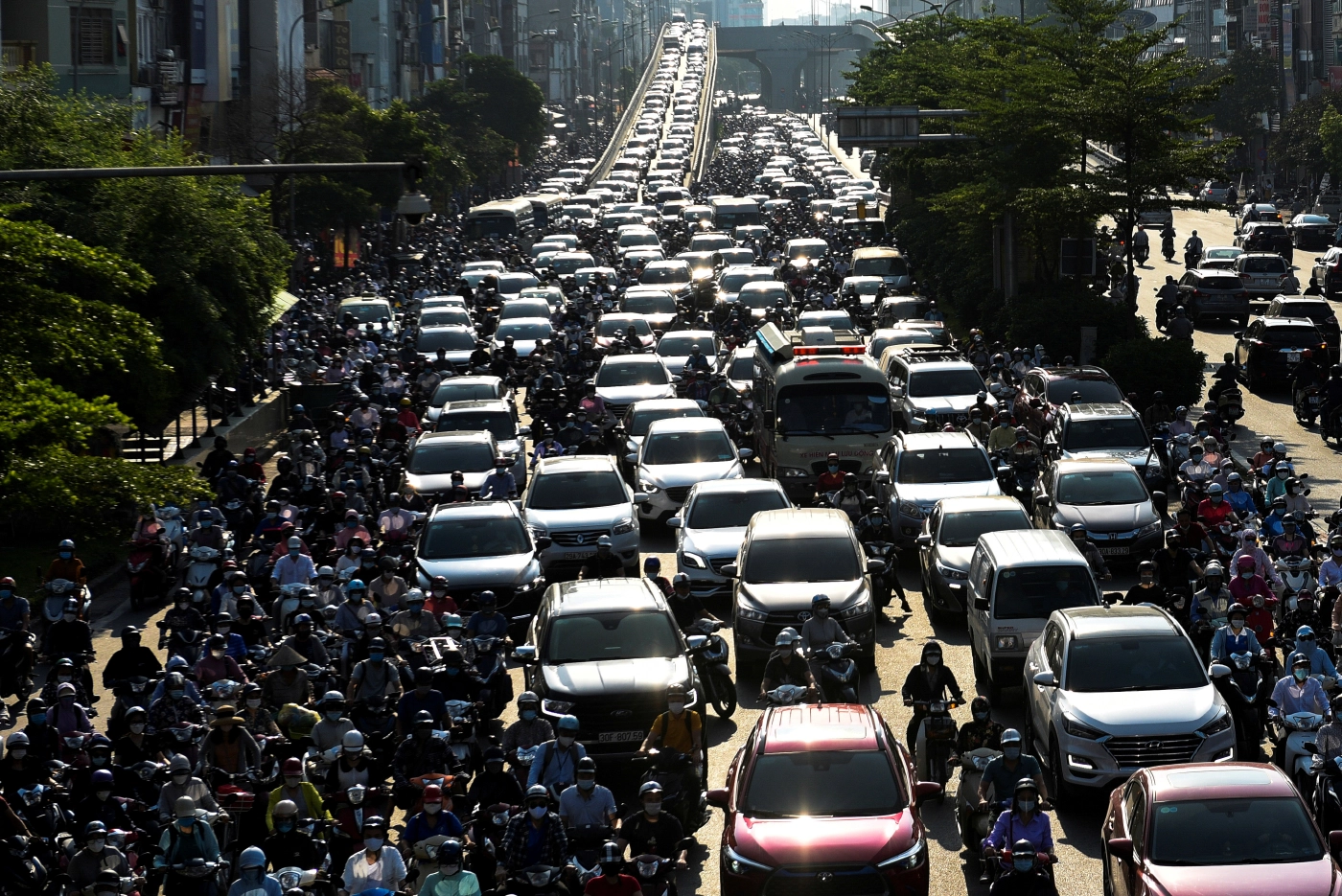 แรงงานเวียดนามฝ่าด่านตำรวจเพื่อกลับบ้าน