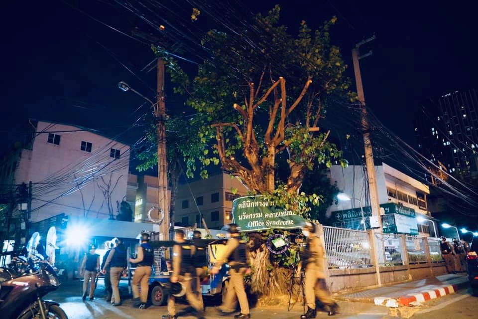 การกระชับพื้นที่ของ คฝ. ที่แฟลตดินแดง