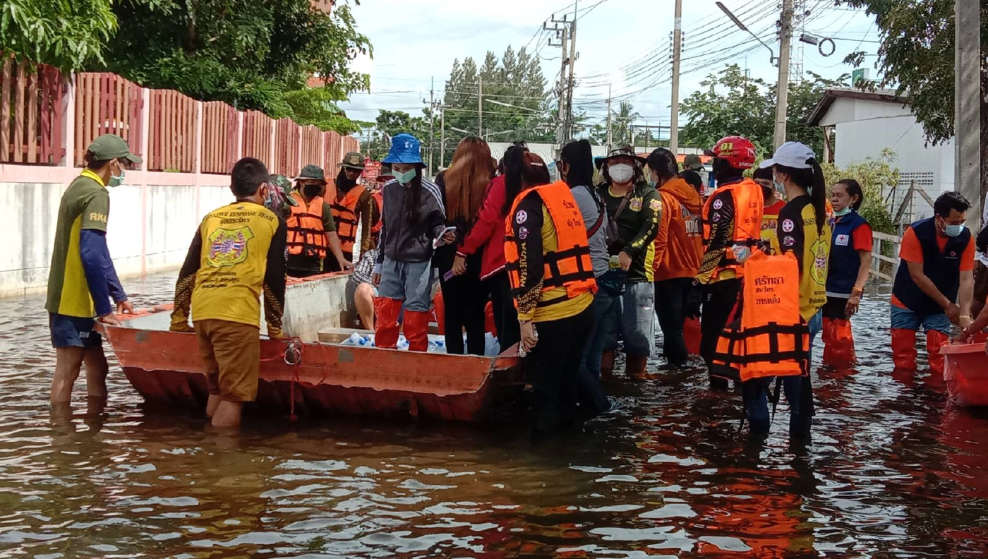 เนสกาแฟ ศรีนครและอาม ชุติมา ลุยน้ำแจกถุงยังชีพชาวโนนสูง