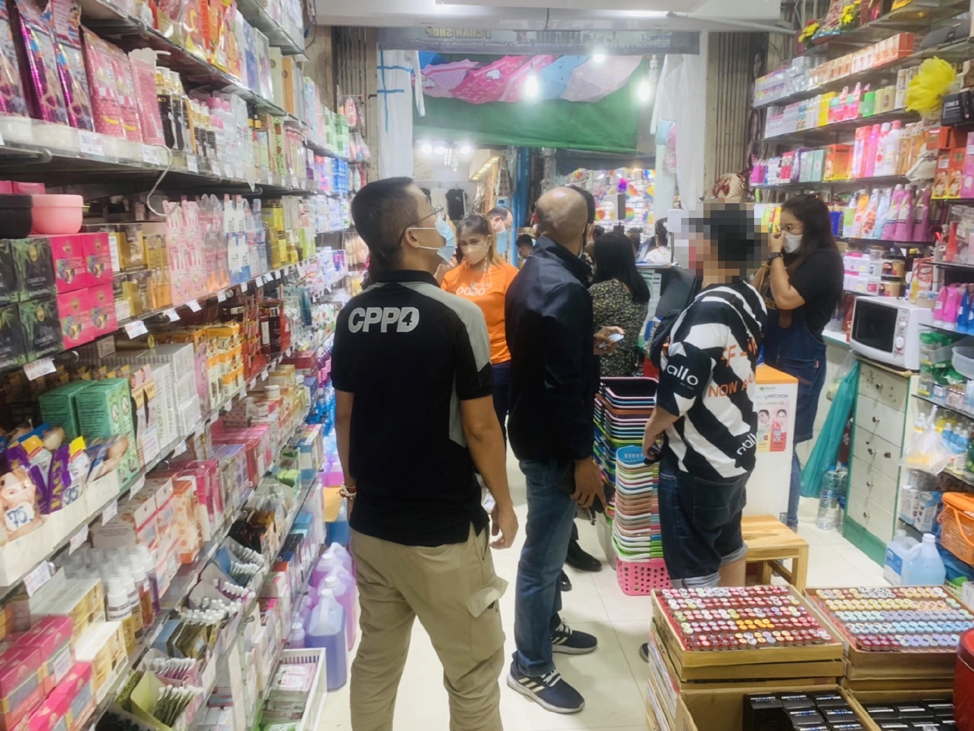 ตำรวจจับมือ อย. ค้นสำเพ็งแอบขาย ATK เถื่อนกว่า 5 พันชุด