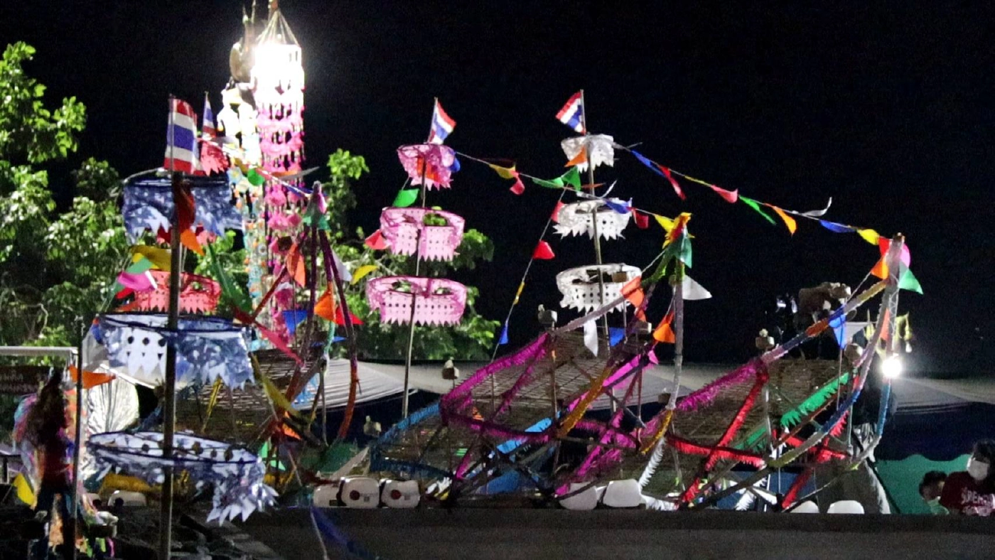 ไหลเรือไฟคืนแรกกลางสายน้ำโขงสุดอลังการ