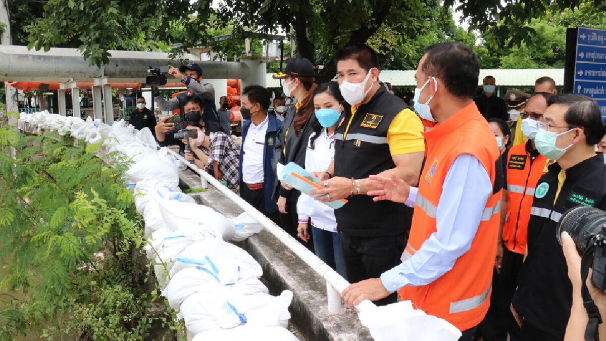 ร.อ.ธรรมนัส ลงพื้นที่โคราช เจอทั้งกองเชียร์และชูป้ายให้รัฐเยียวยา