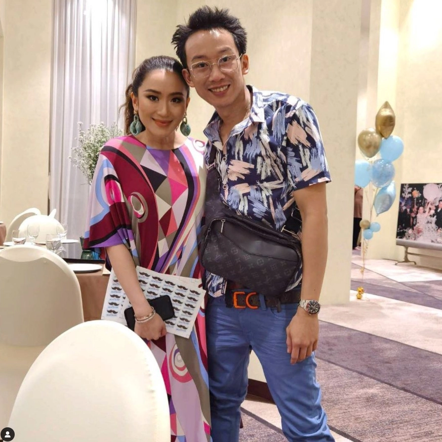 “โอ๊ค พานทองแท้” แซะ “บิ๊กตู่” เกาะโต๊ะ “ยิ่งลักษณ์” ของบซื้ออาวุธ