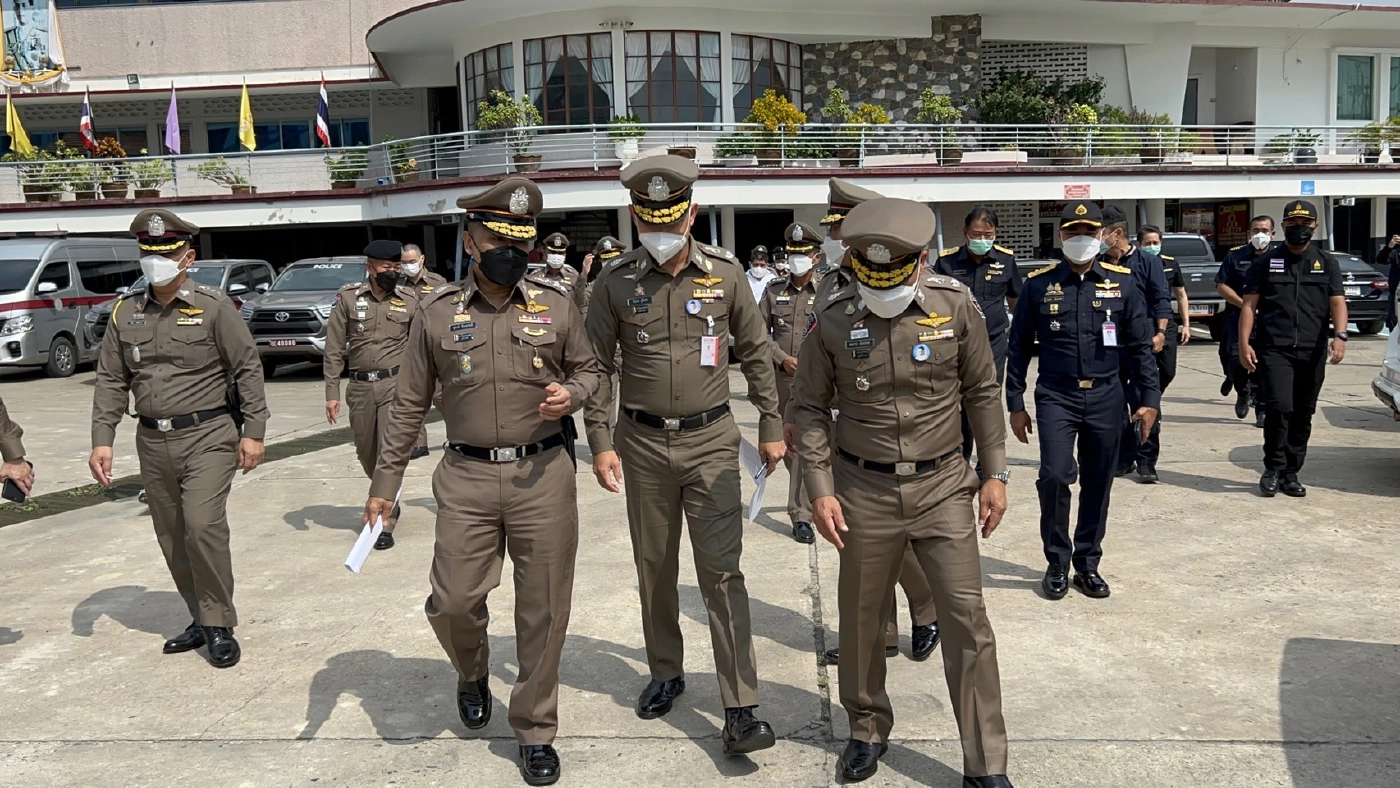 "บิ๊กใหม่" ควง "บิ๊กก้อง" แถลงจับน้ำมันเถื่อน 4 แสนลิตร 