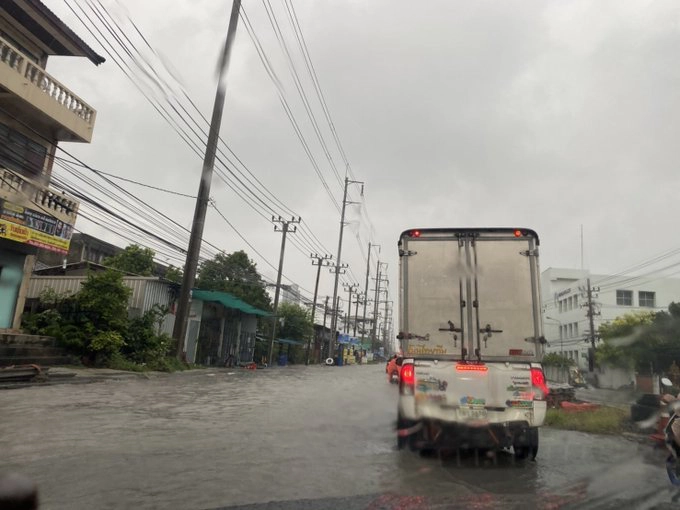 ฝนตกหนักในพื้นที่กรุงเทพฯน้ำท่วมรอการระบาย เช็กที่นี่!!