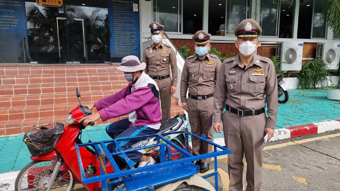 จับหนุ่มขับรถซาเล้งพ่วงข้างซิ่งยกล้อโชว์กลางถนน เจอ 4 ข้อหา