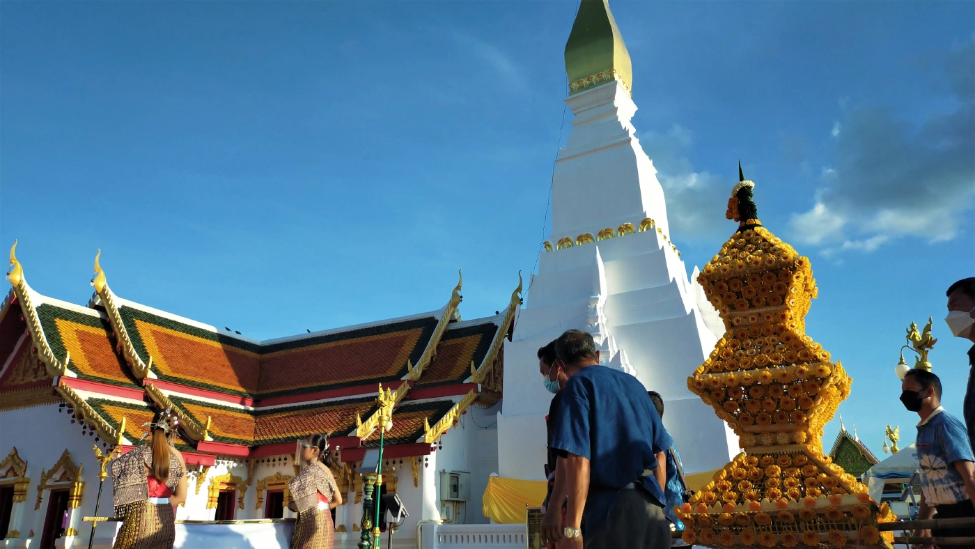 ชนชาวพื้นเมืองสกลนครถวายปราสาทผึ้งออกพรรษา