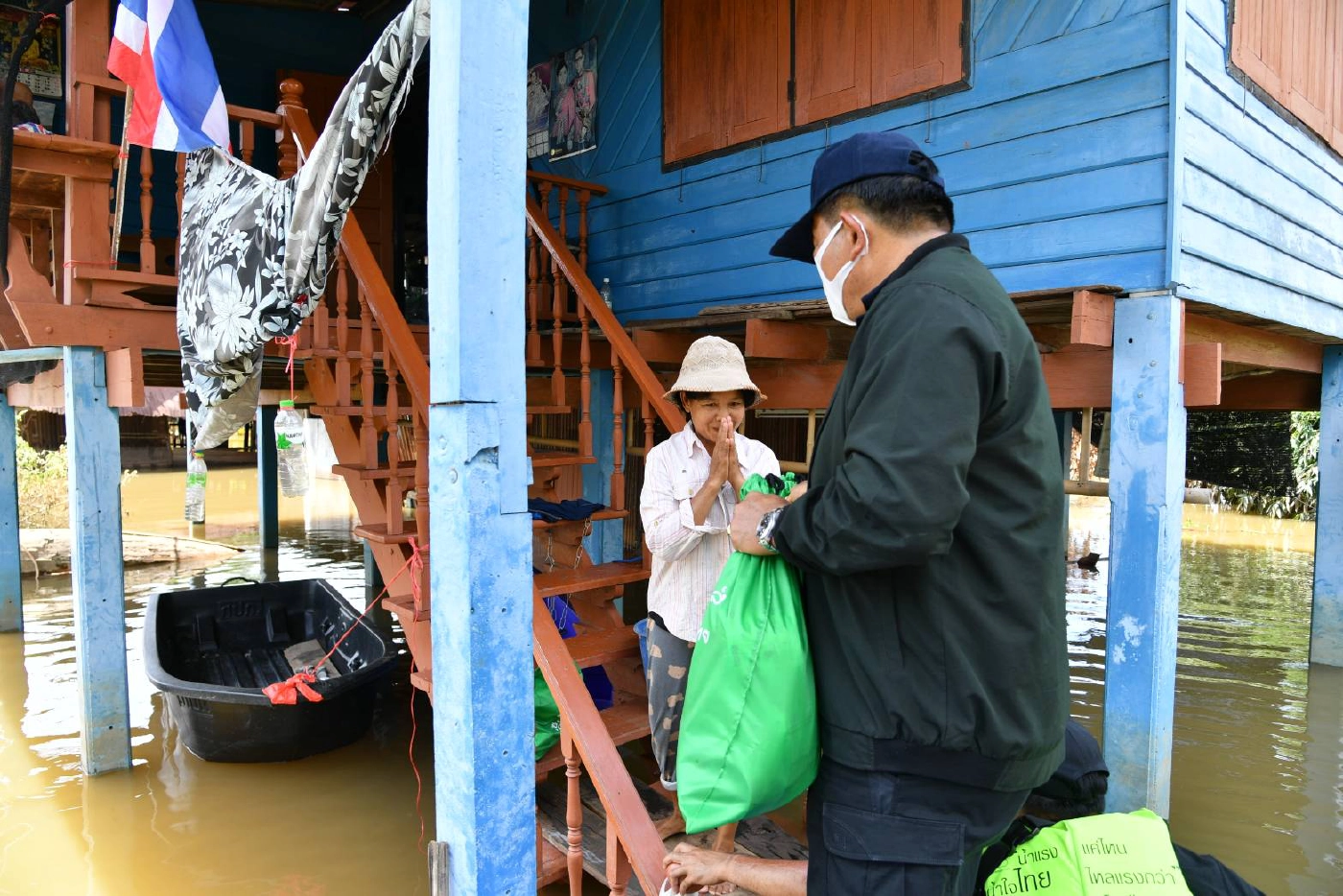 คลังลงพื้นที่อ่างทองมอบถุงยังชีพ 600 ชุด